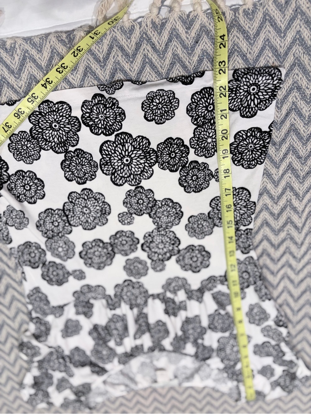 LOFT Black and White Floral Short Sleeve Scoop Neck Top - Picture 6 of 7
